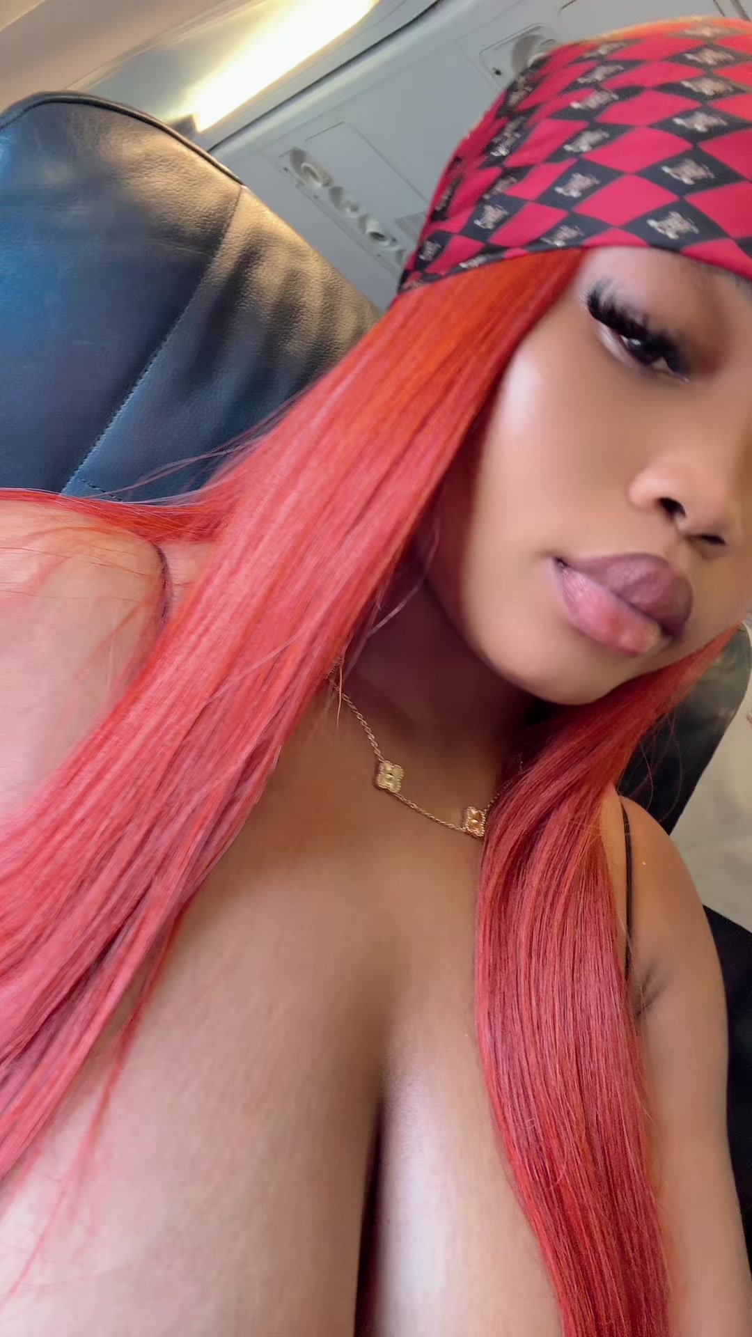 @Helen ᥫ᭡