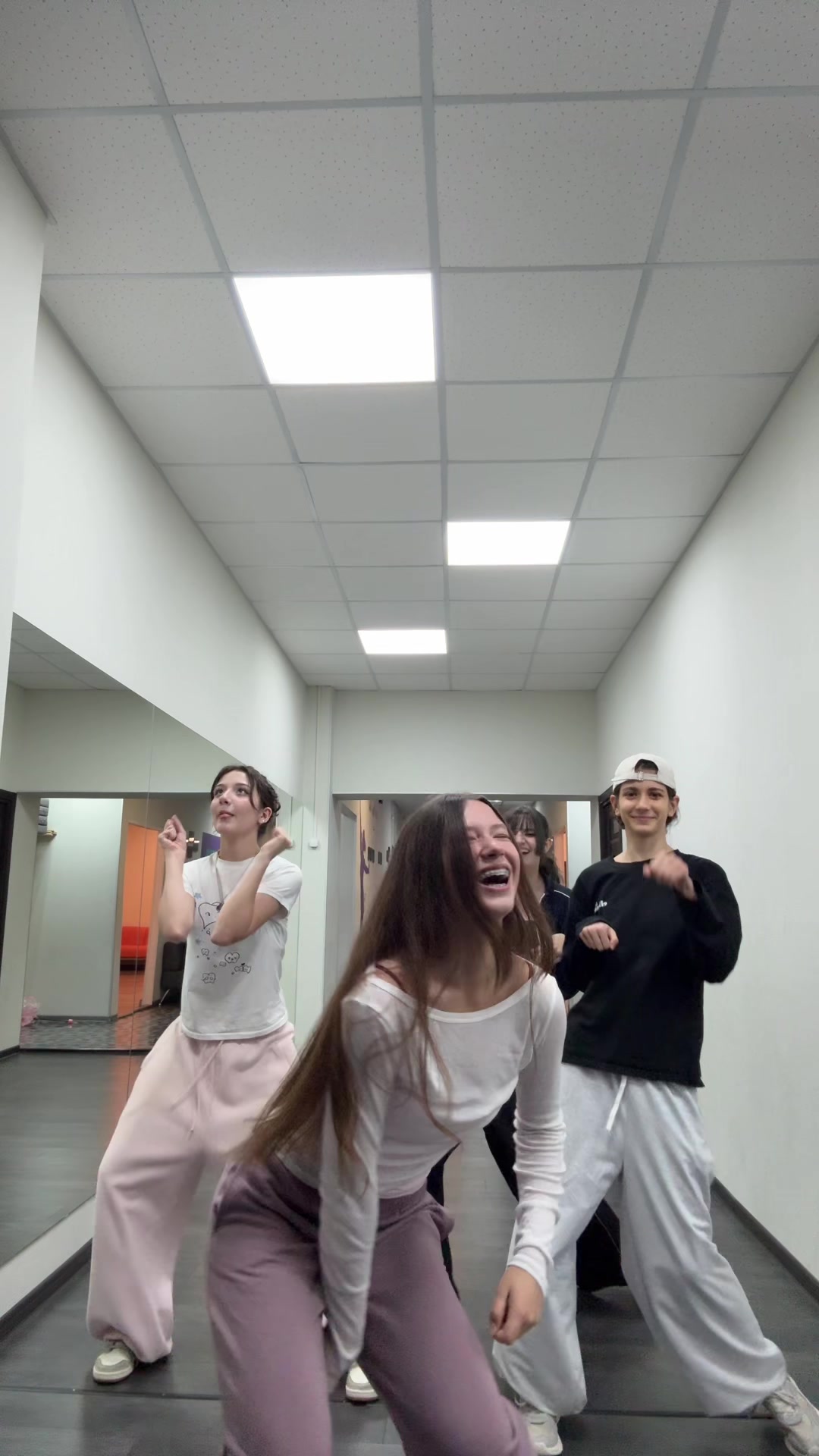 @официантка в баре