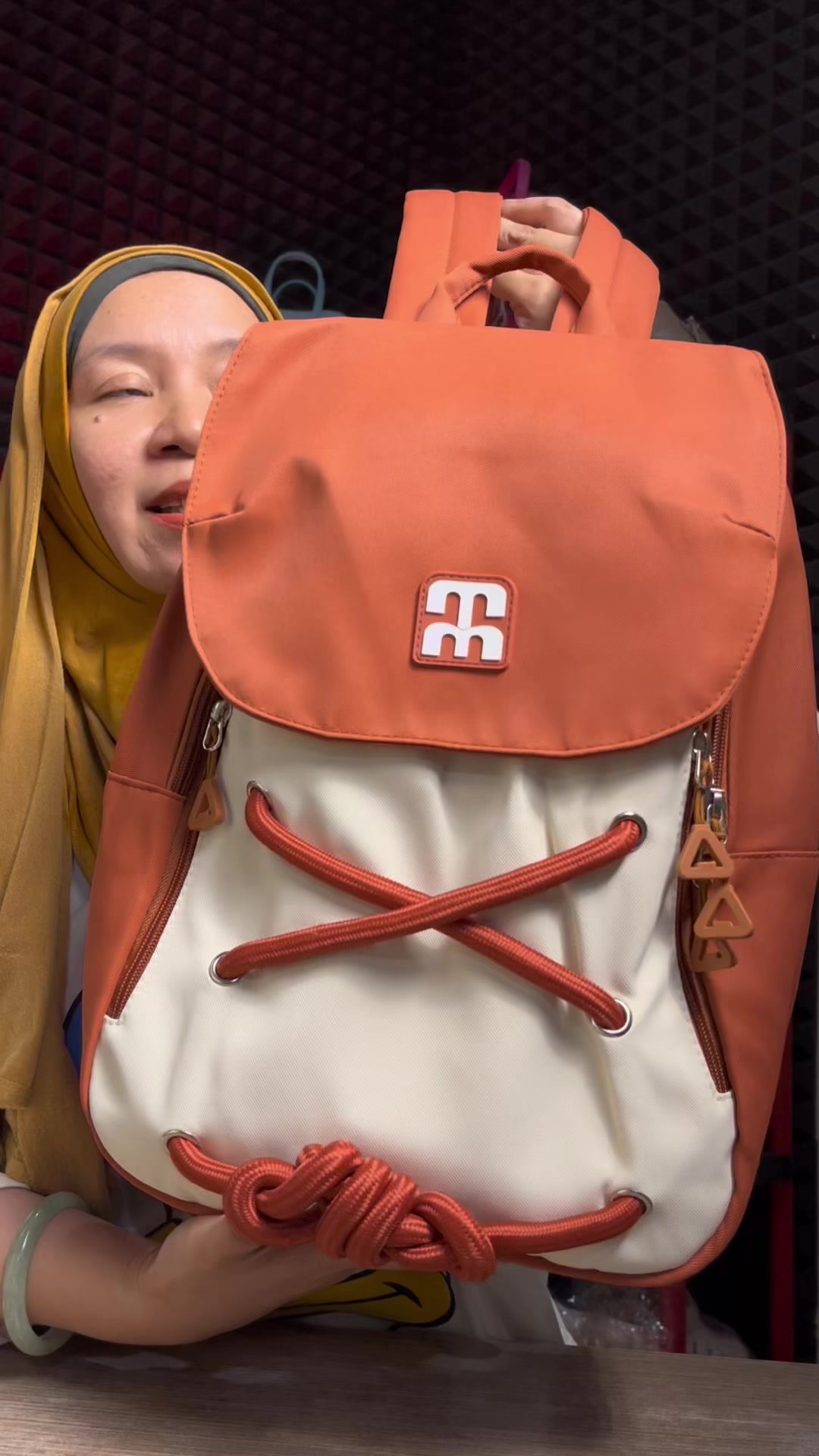 @LELI si paling TAS dan SANDAL