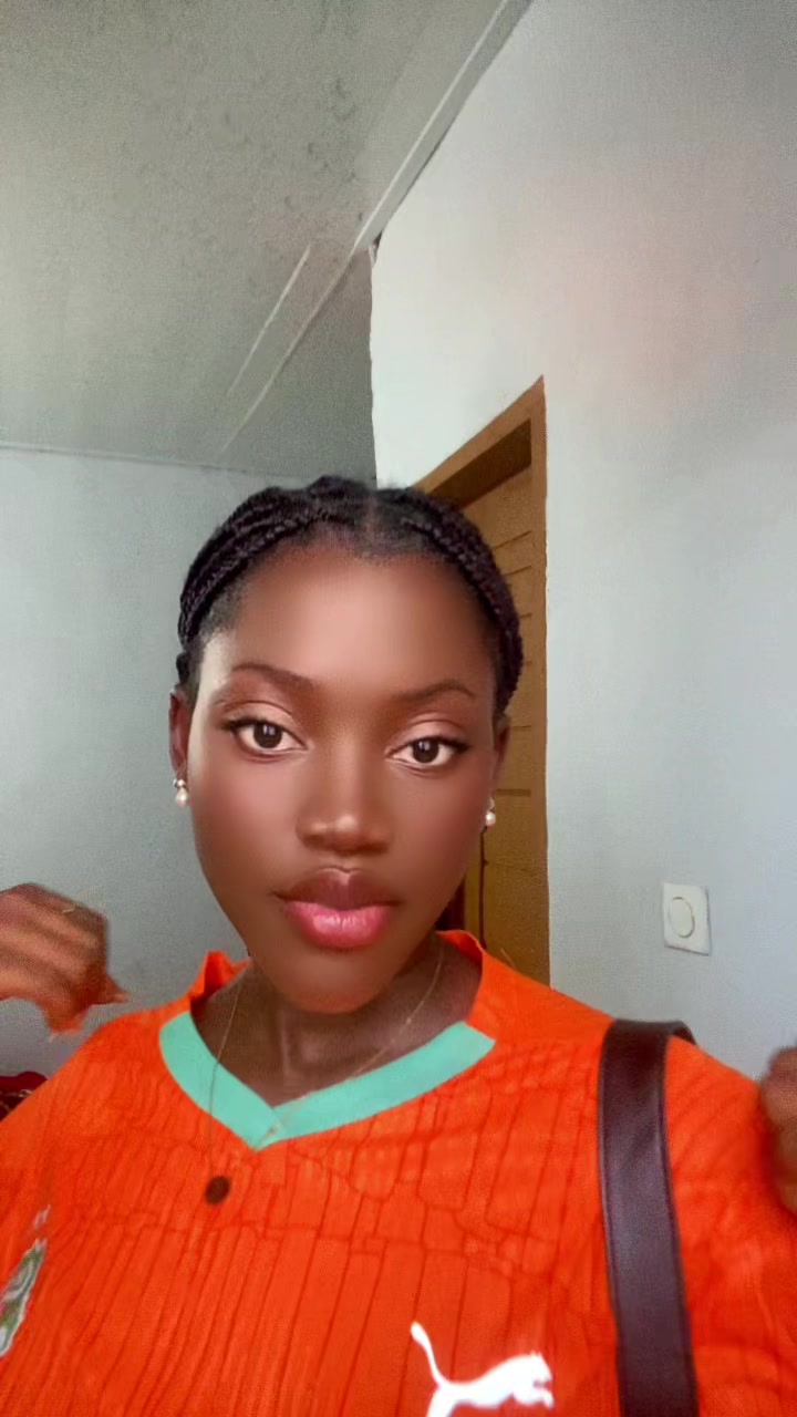 @CHEZ MISS HELENA 🛍💋🇨🇮