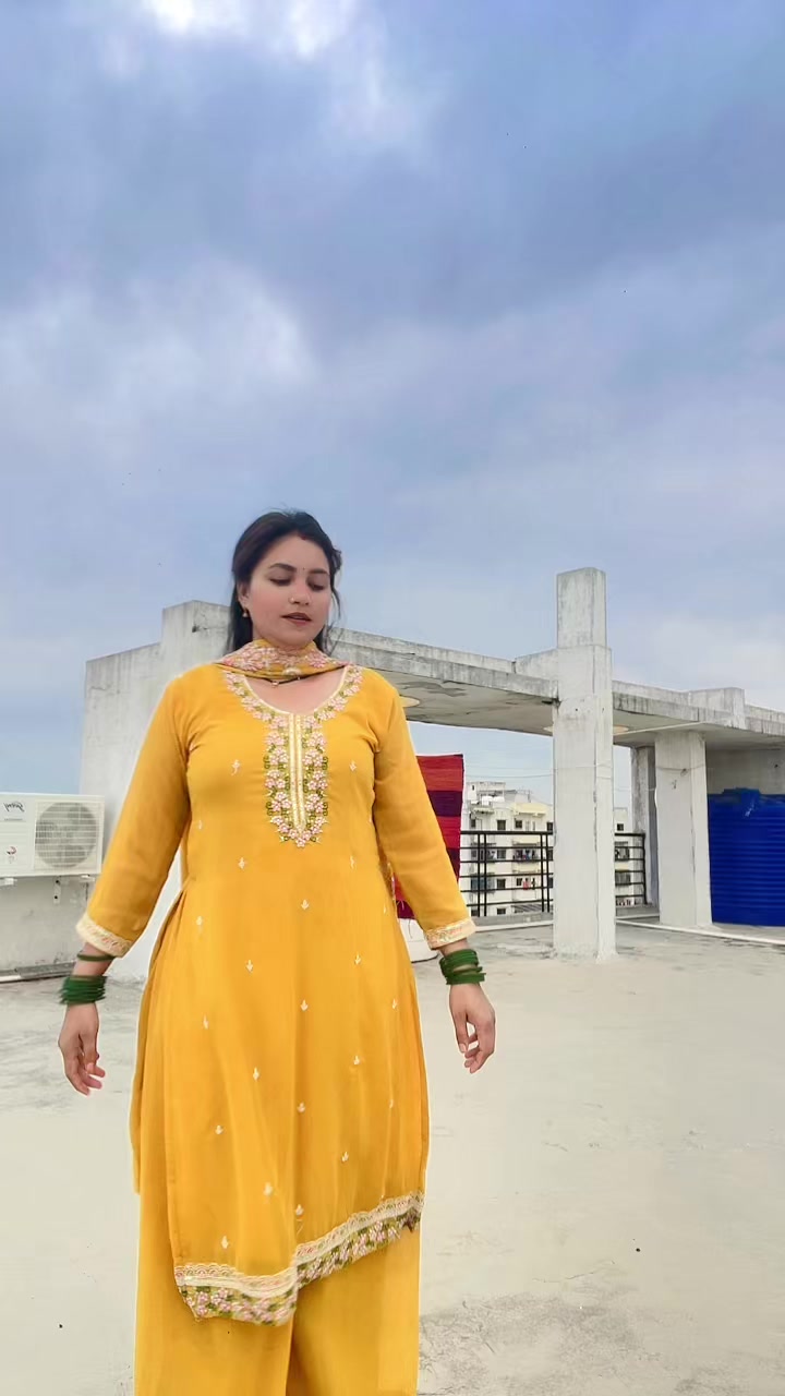 @शिवानी 😊smile Queen 😊 👑