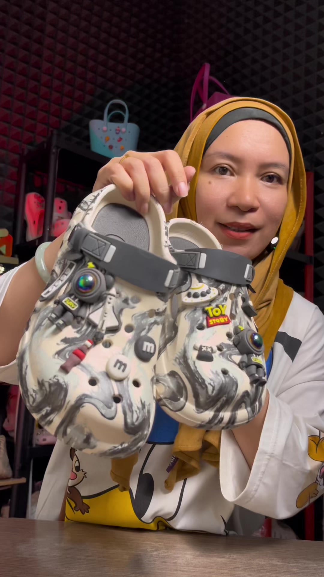 @LELI si paling TAS dan SANDAL