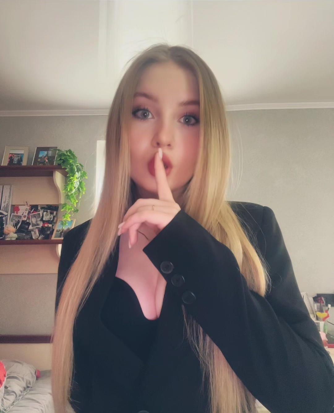 @_ 🎀ᗪᗩᖇIᗩ🎀__________E
