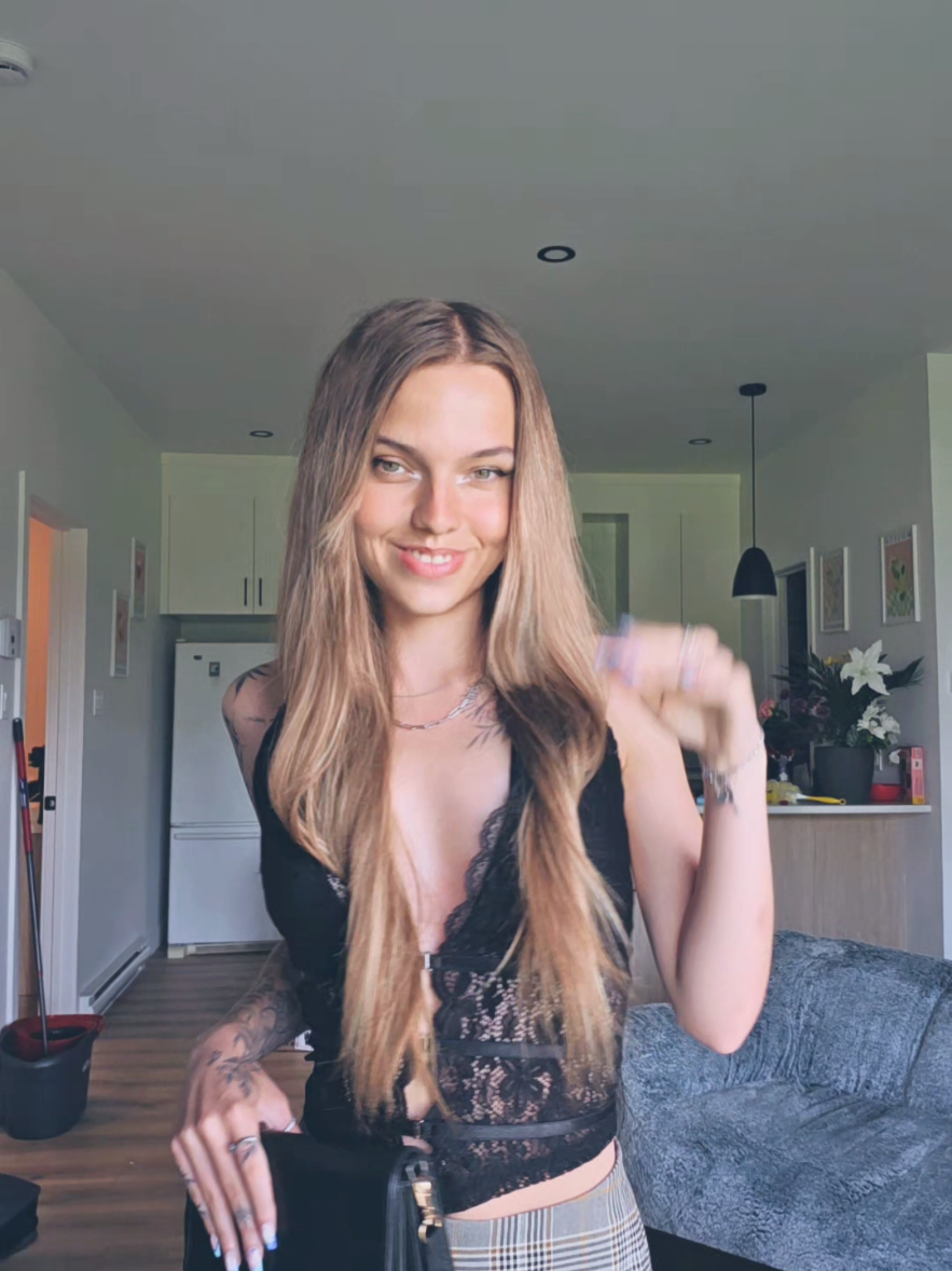 @Héléna🖤
