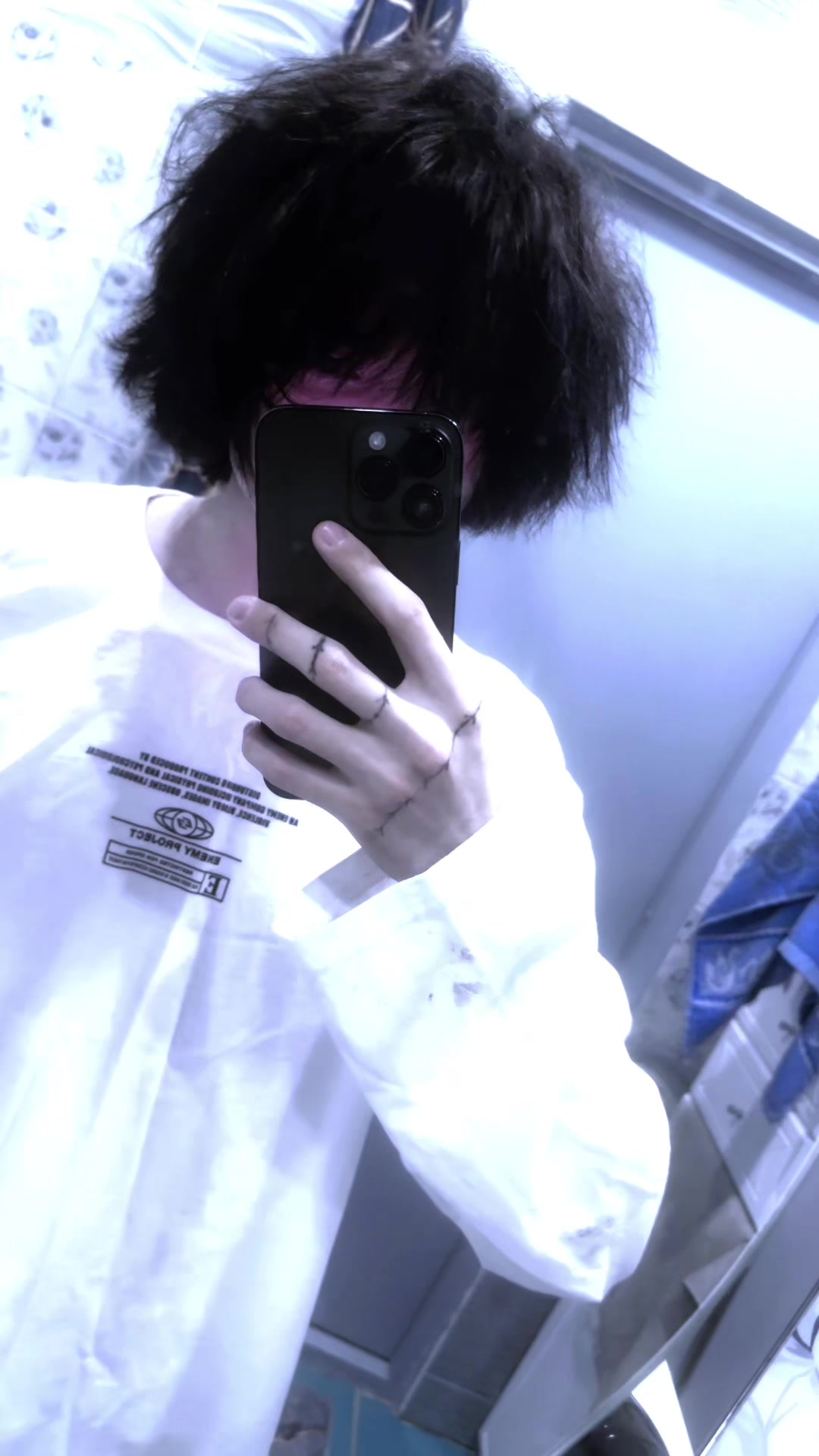 @>.<