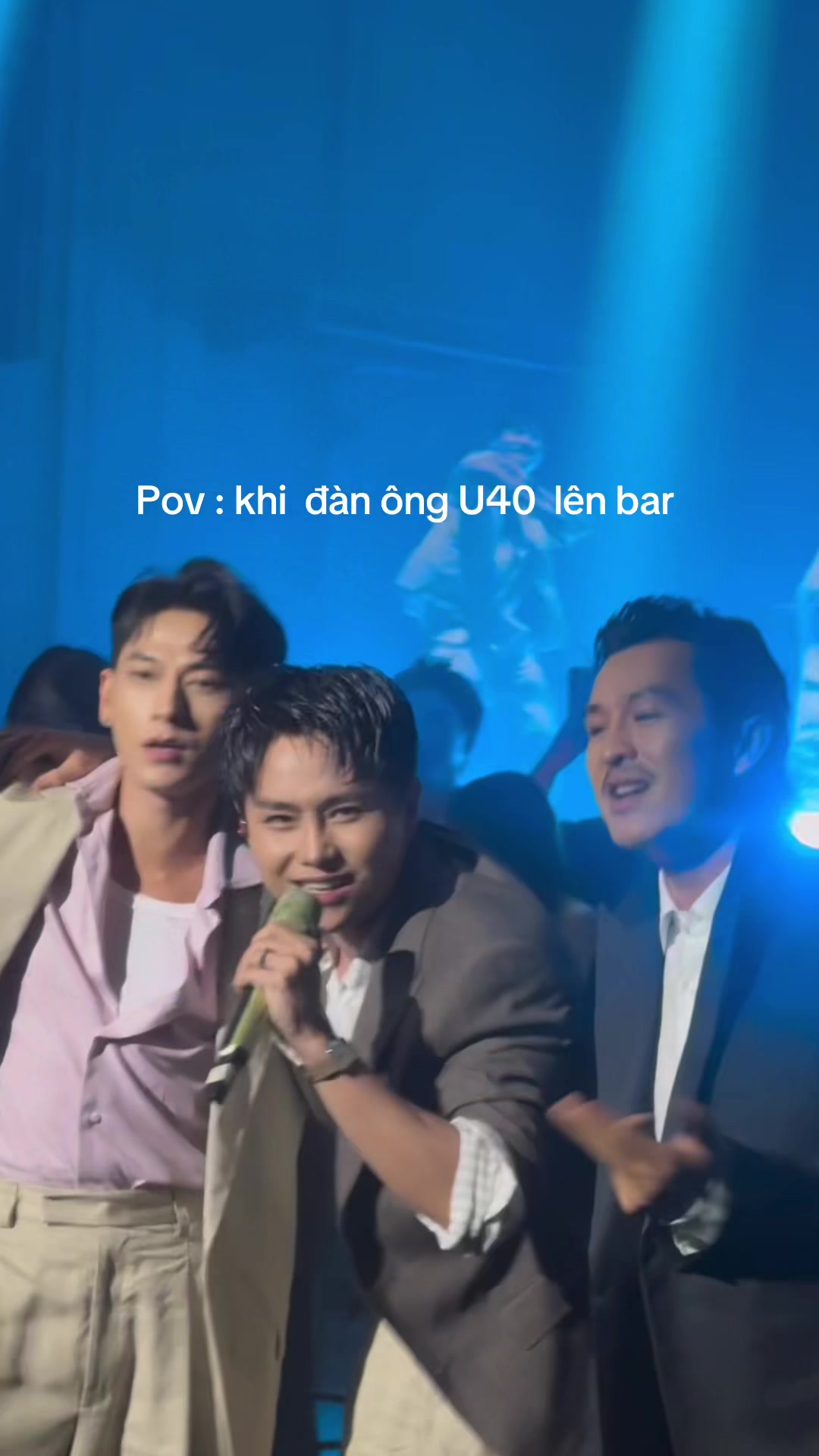 @Sáng đi chụp tối đi show
