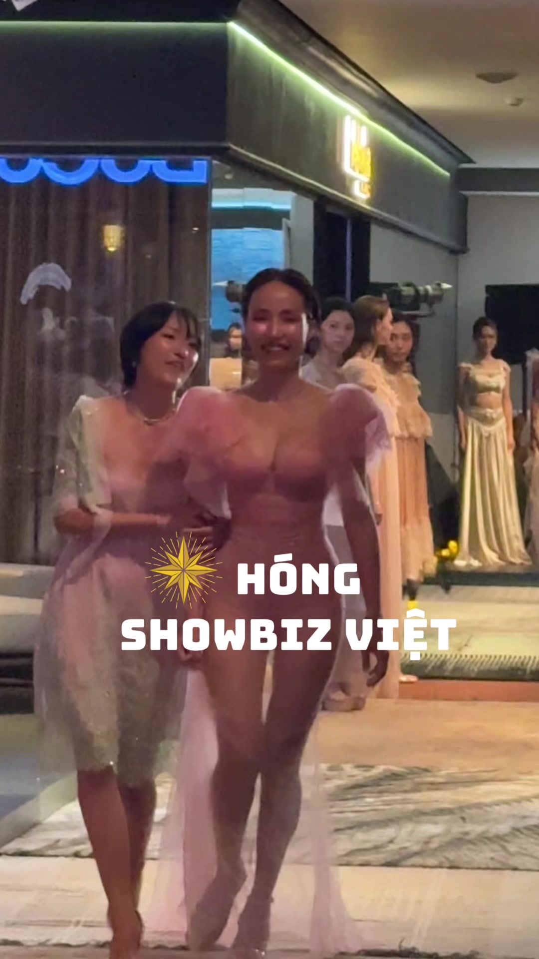 @H&oacute;ng Showbiz Việt