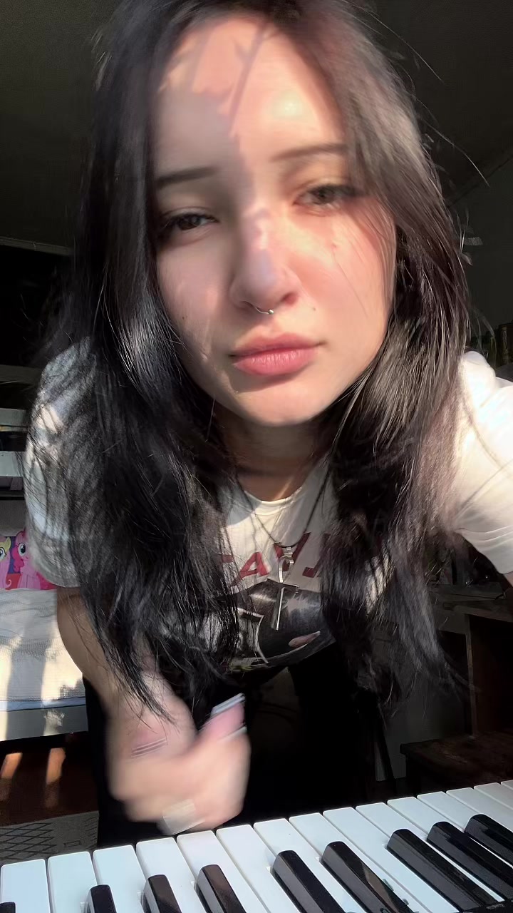 @^-^