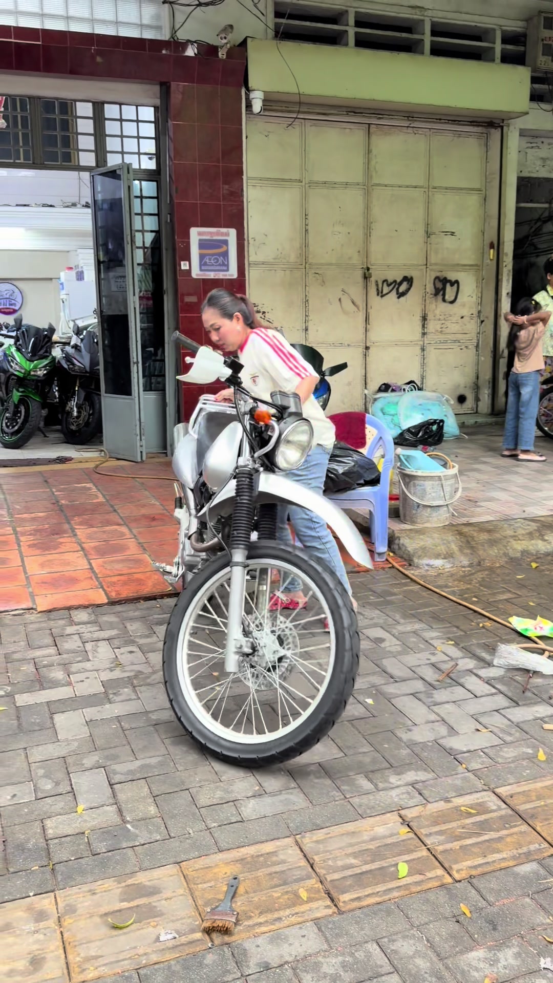 @គង់ រ៉ាវី លក់ម៉ូតូ