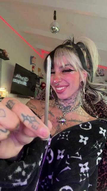 @TATTOOS AND SMOKE 🖤🎤