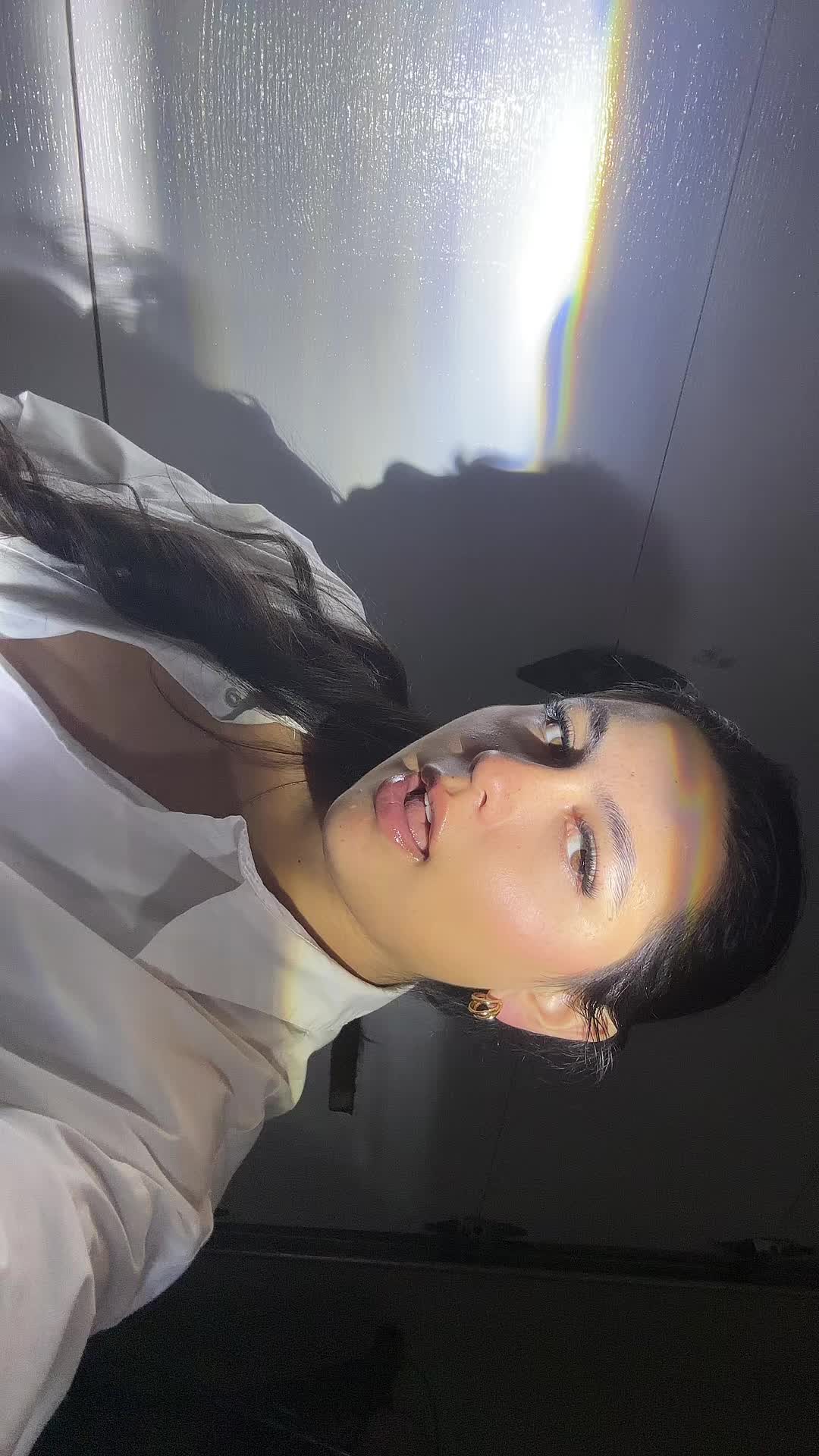 @Bella