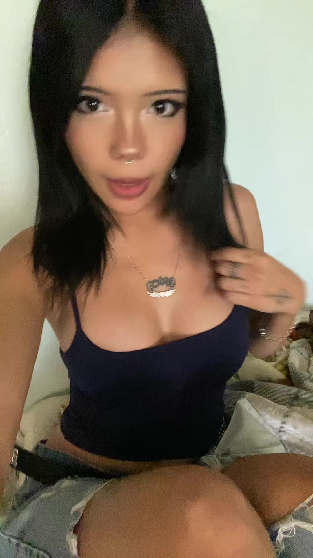 @>.<