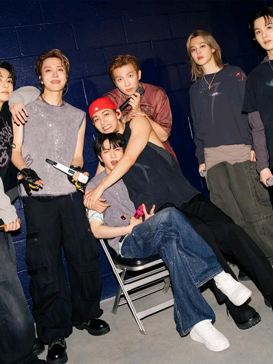 @Lollaarmy ๐ฐ๐