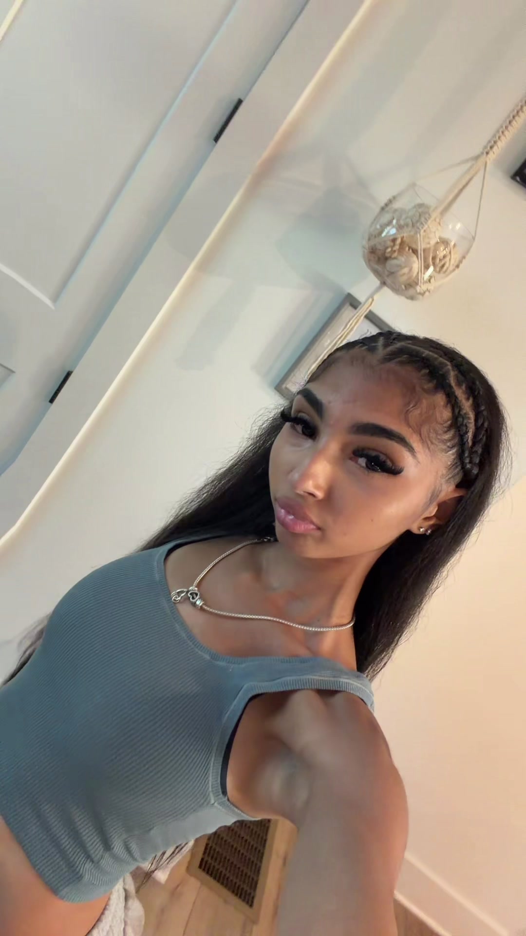 @lolaleilanii