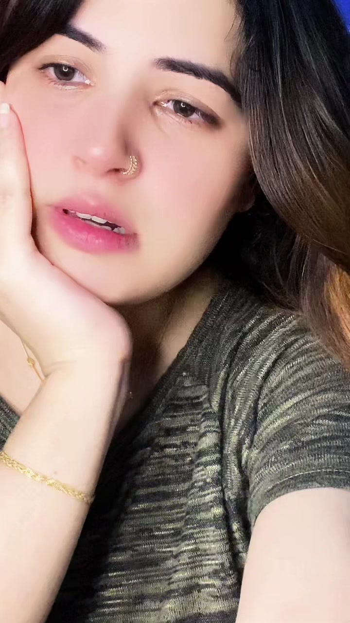 @anum_butt_143👑