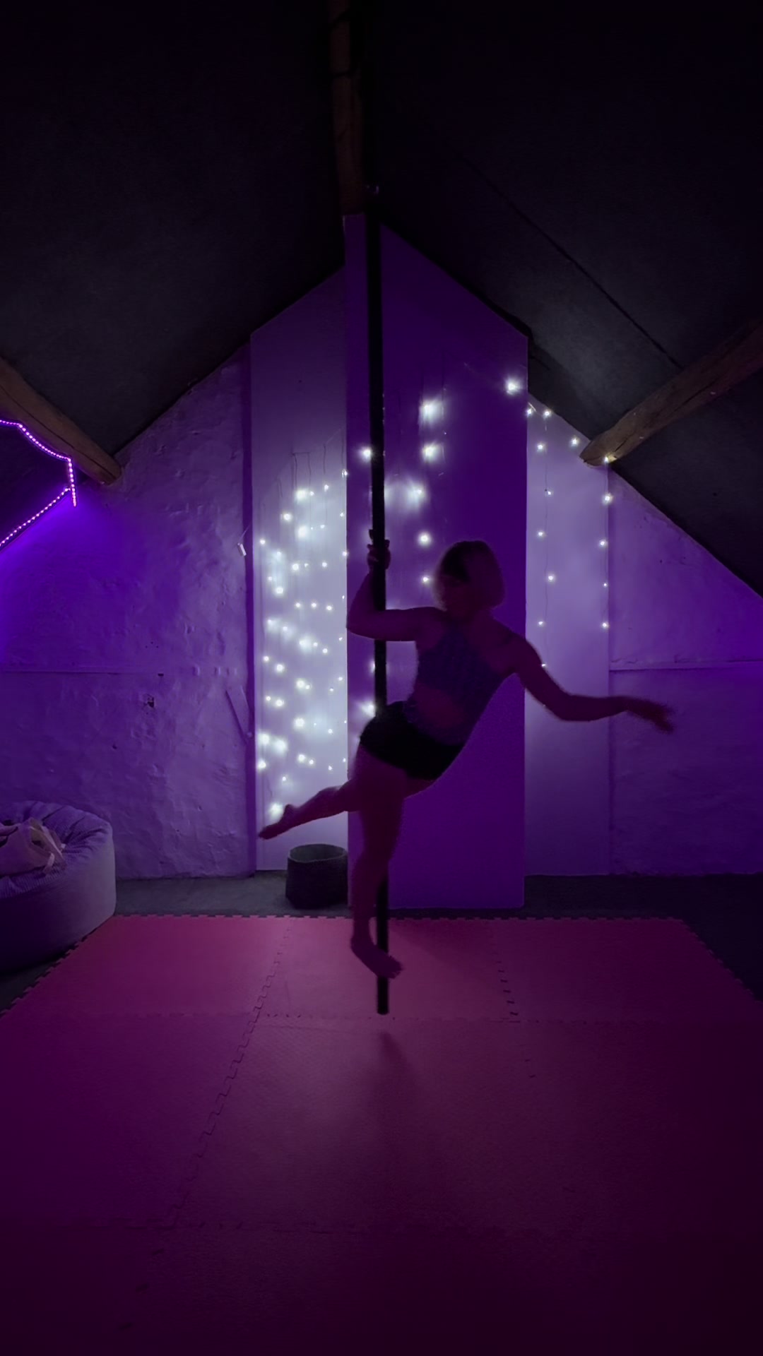 @Marine_moonlight_pole