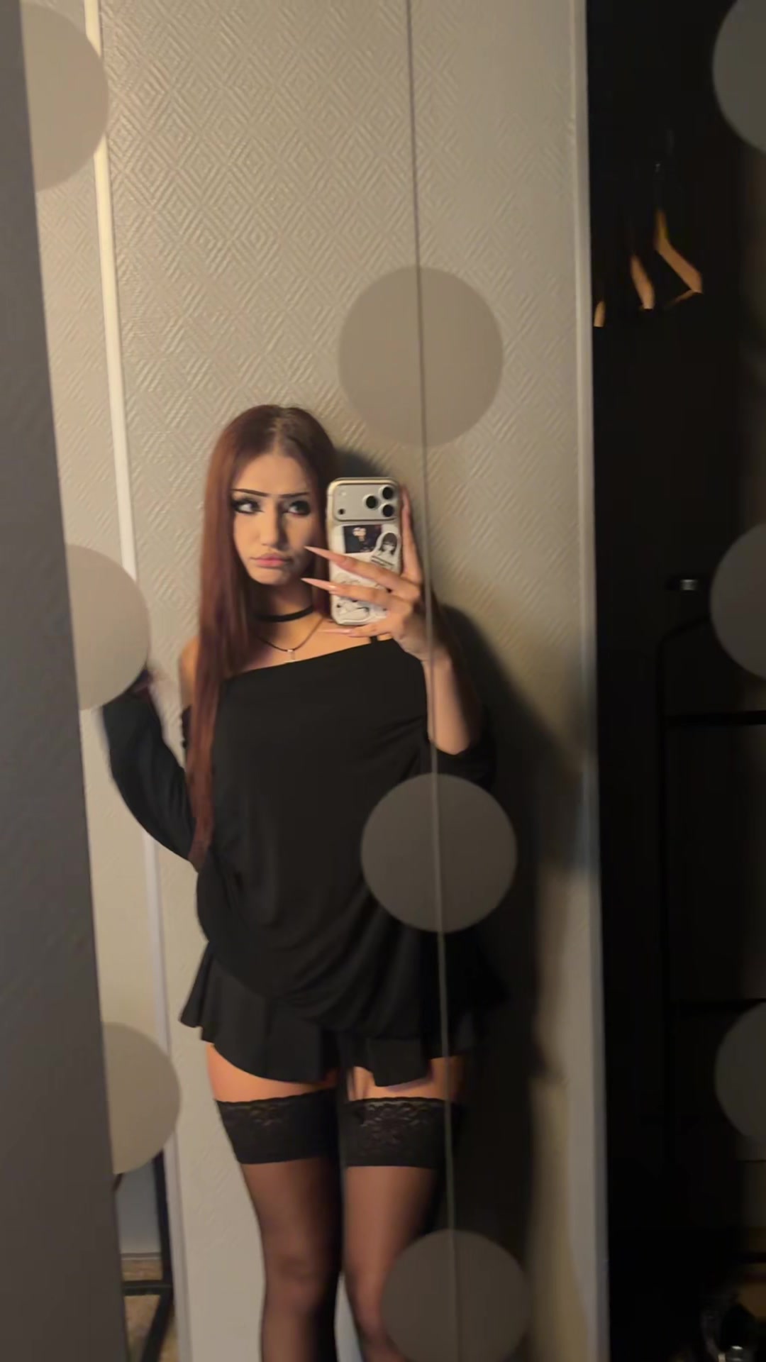 @)))