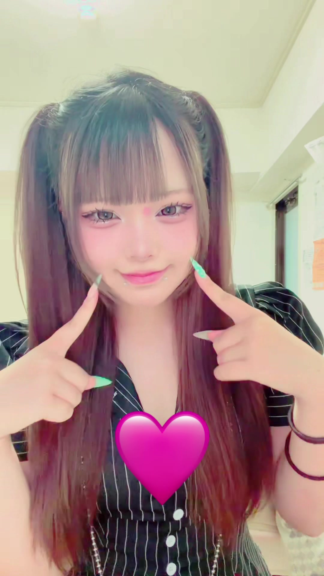 @にゅ
