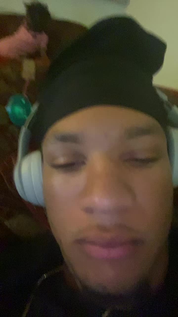 @Tay🎸.