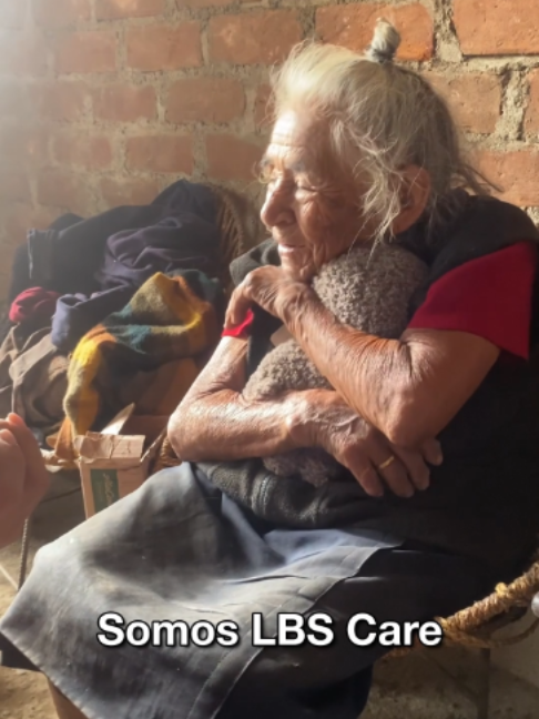 @AdoptaUnAbuelito