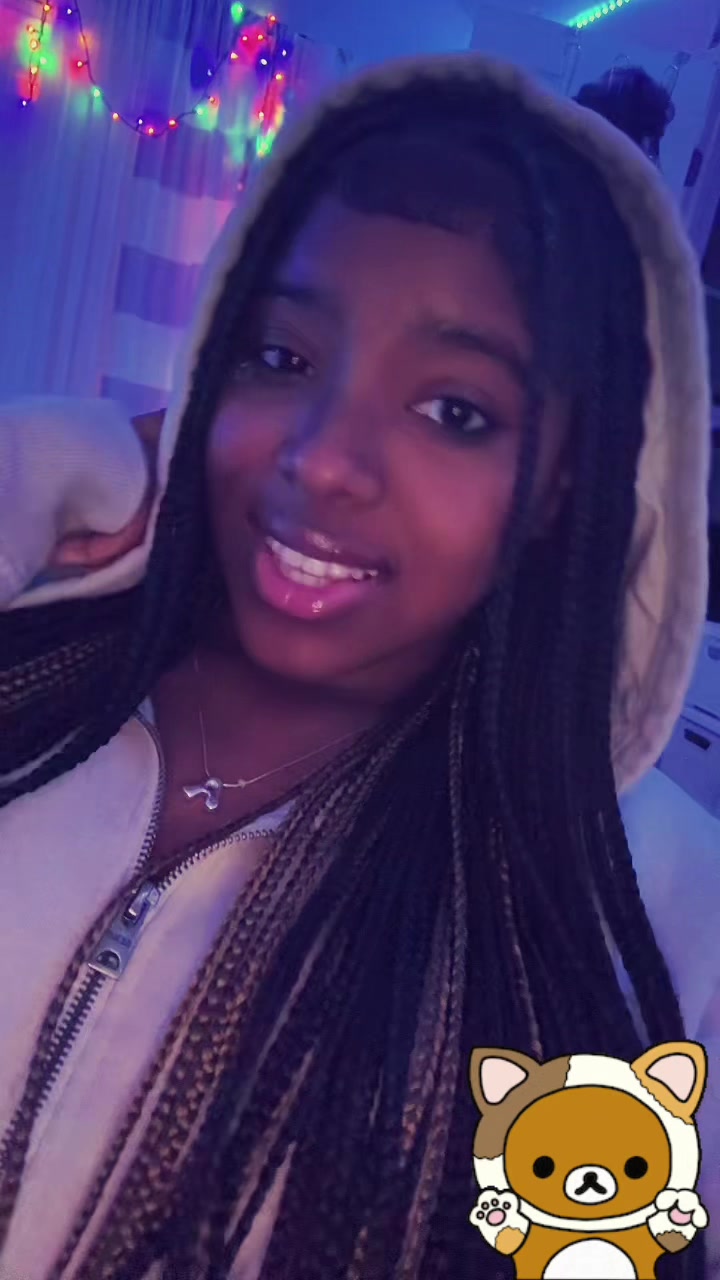 @>_<