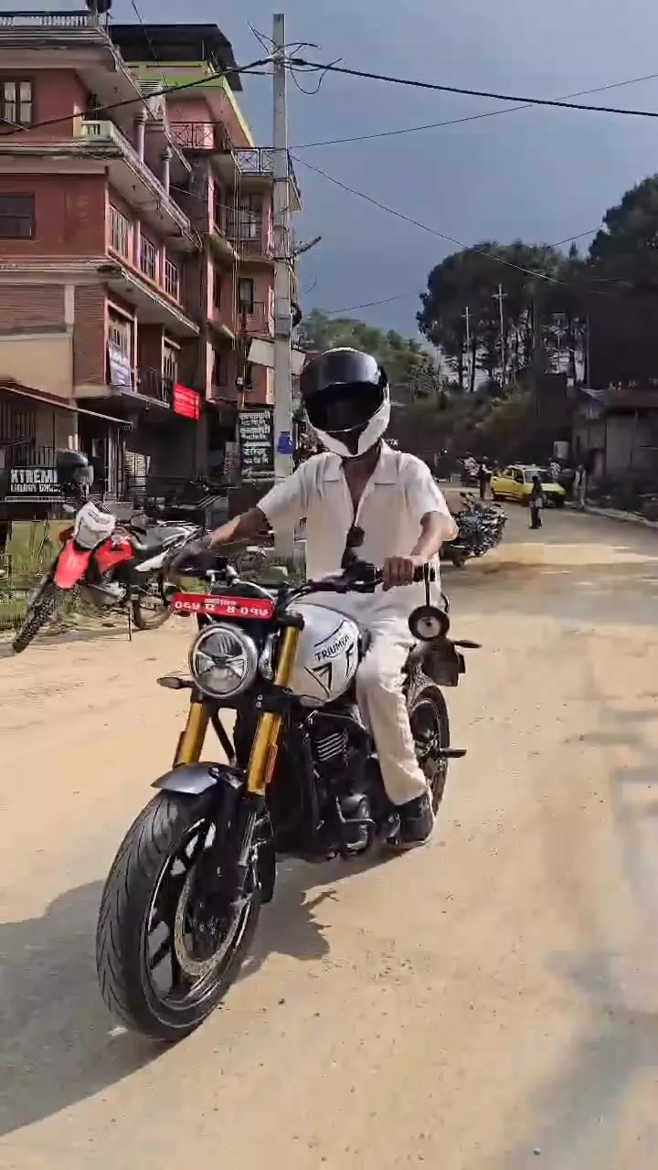 @CHIRAYU🌩🏍️