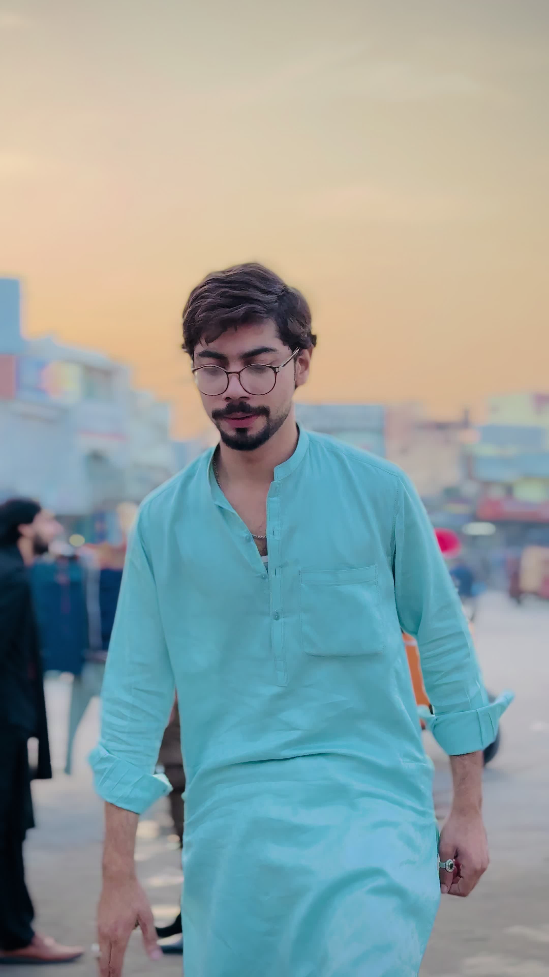 @👑ZeEsHaN-KiNg👑
