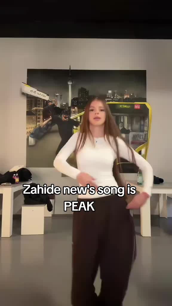 @𝐄𝐌𝐈𝐋𝐋𝐘