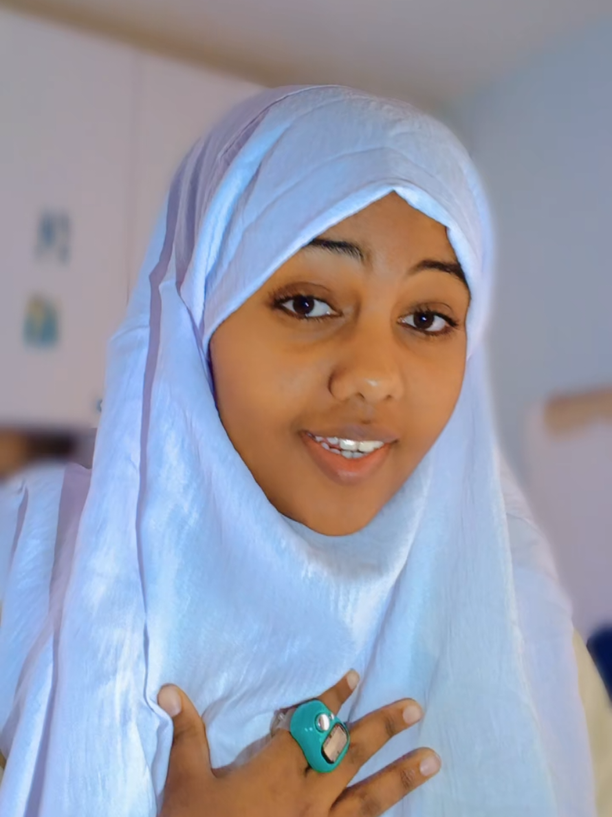@Ashitii 🦋.....👆🧕🍫👑