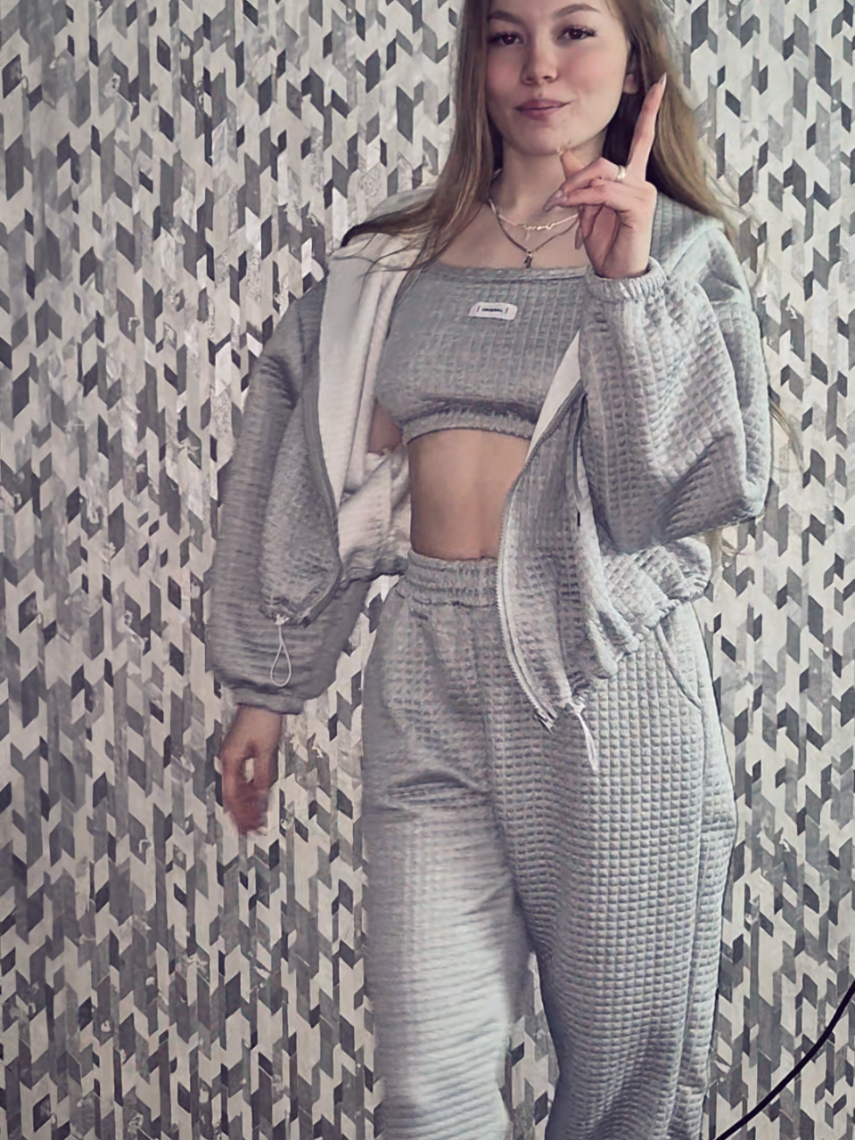 @Анютик😈