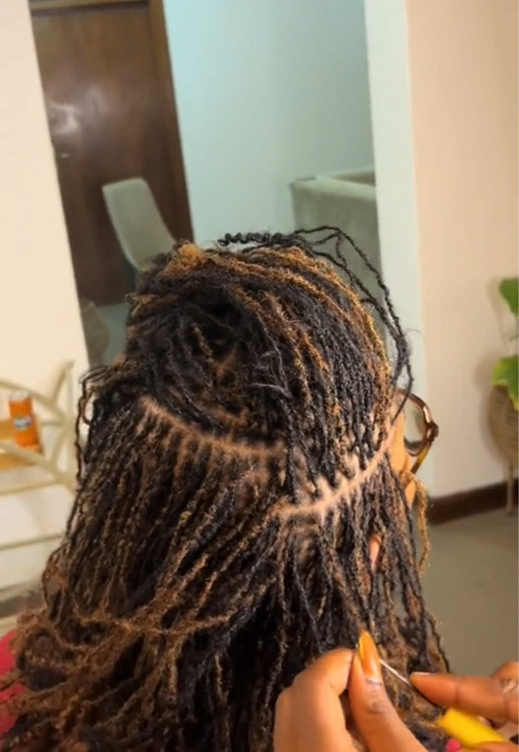 @FEMALE BARBER/LOCTICIAN IN LAG