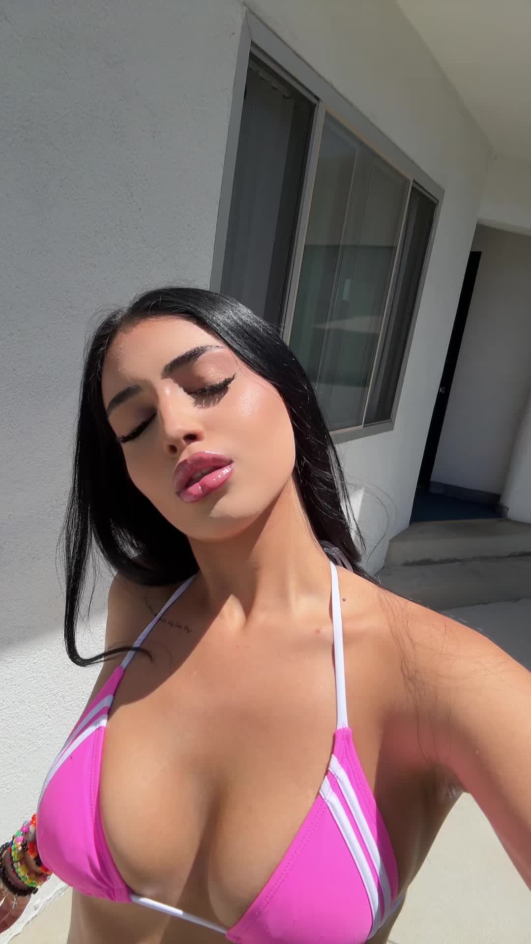 @Ava