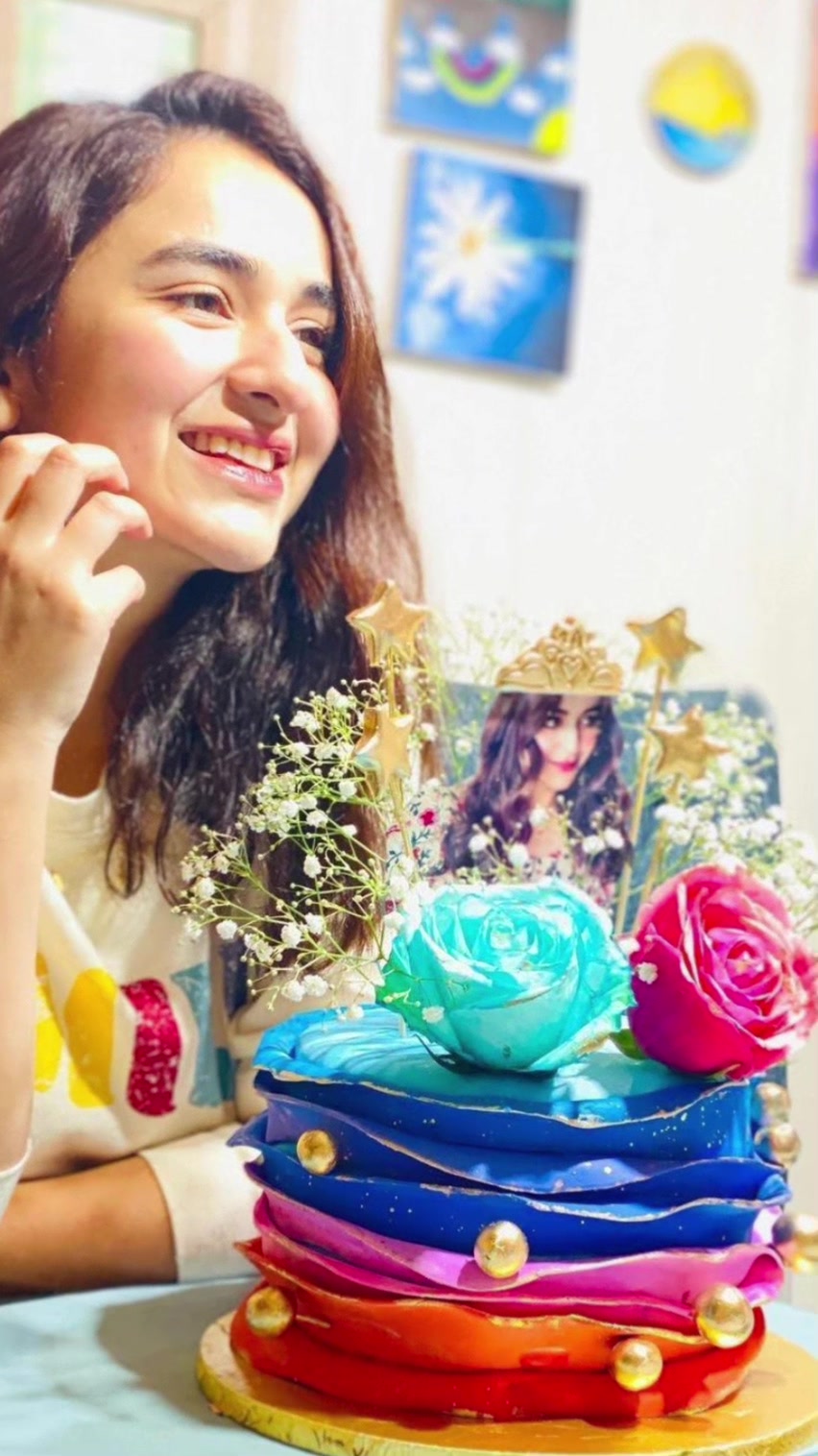 @yumna_zaidi_04