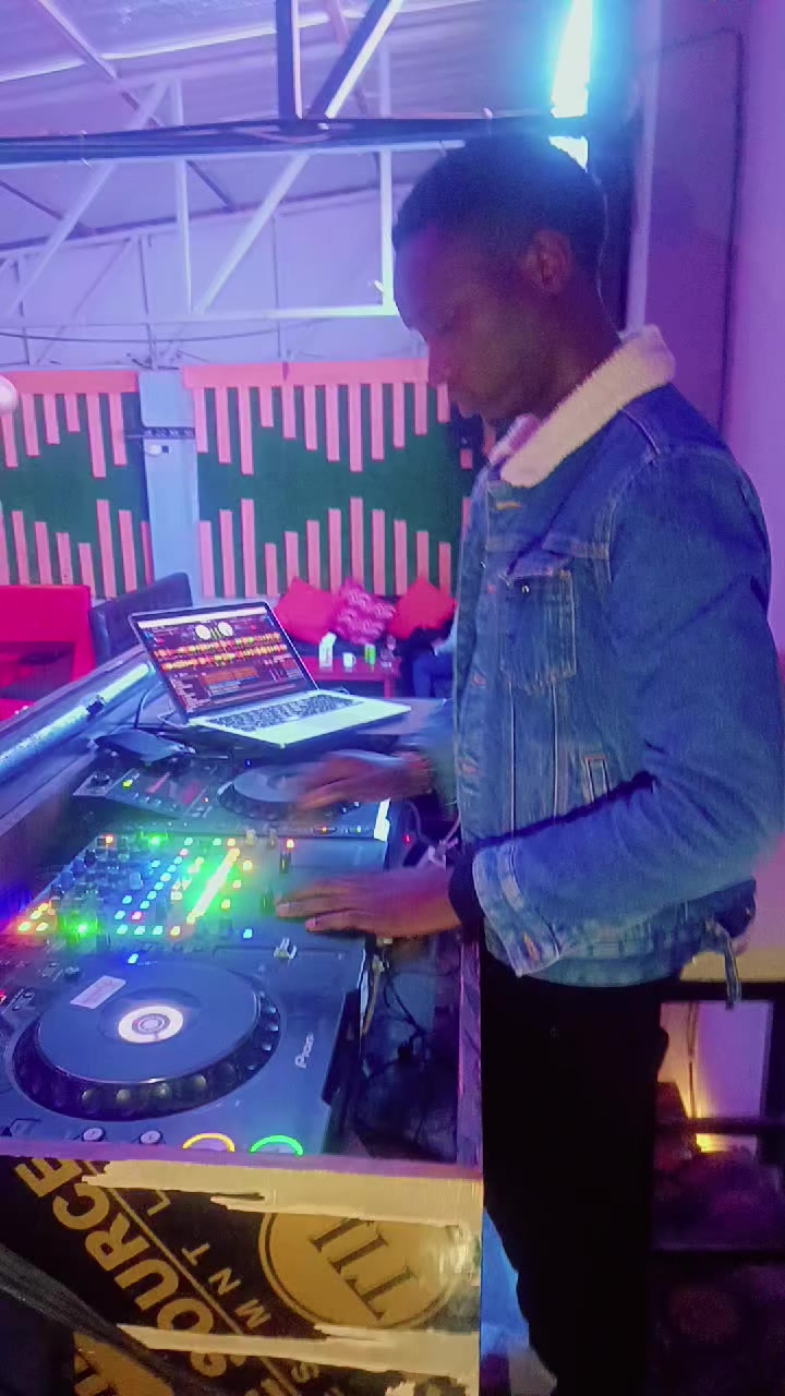 @WEEPON THE ENTERTAINER (DJ)