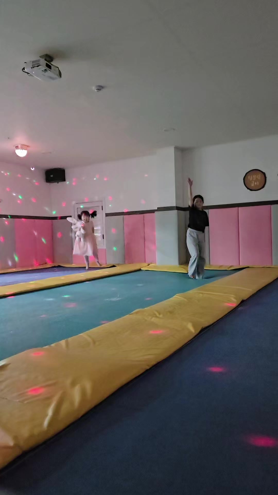 @윤한테 방해당하는 예린🤸♀️