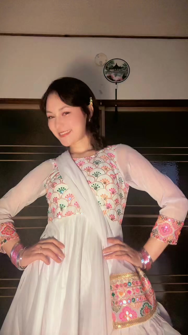 @𝓜𝓾𝓷𝓪 𓂃 𝜗𝜚♡