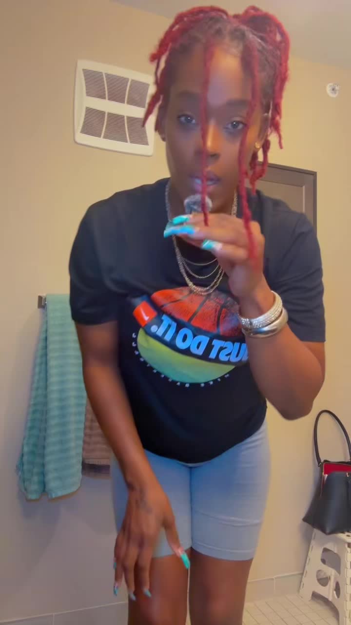 @deedivinegoddess