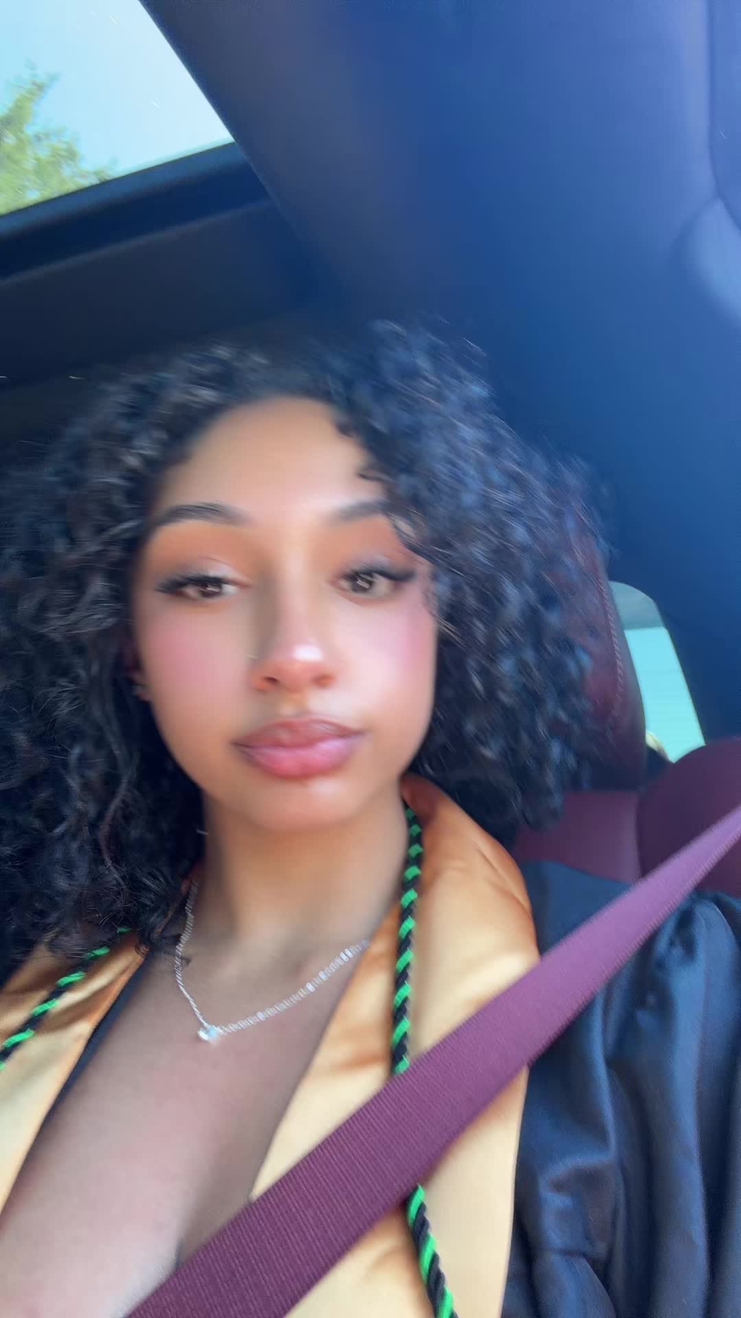 @🫰🏼