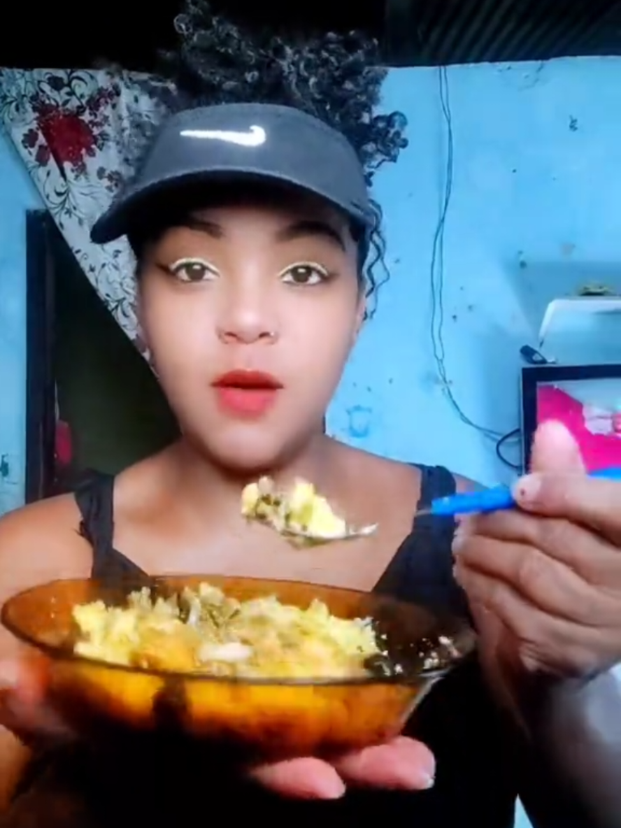 @Lucy a guria da blusa preta