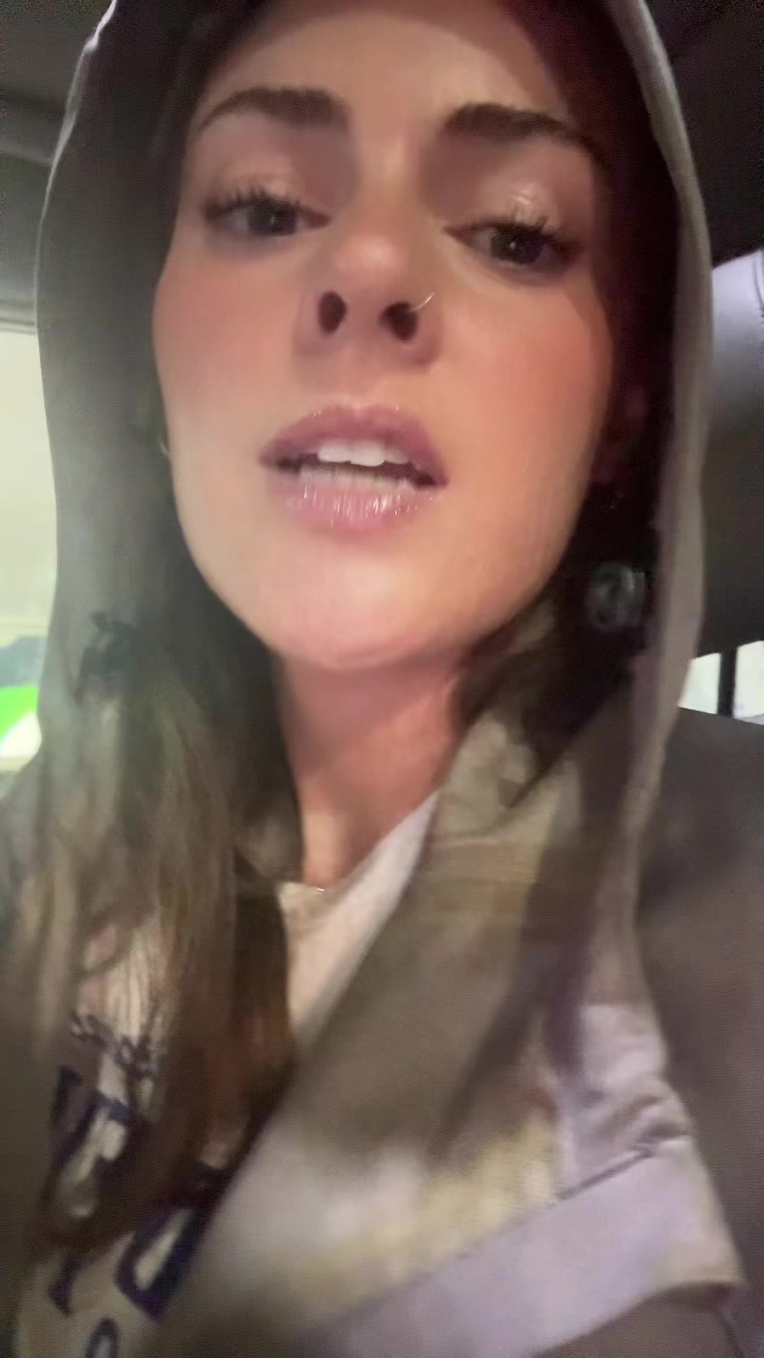 @🧍🏼&zwj;♀️
