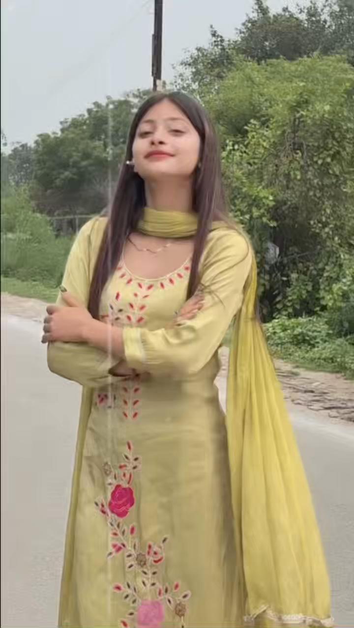 @AYESHA_KHAN_