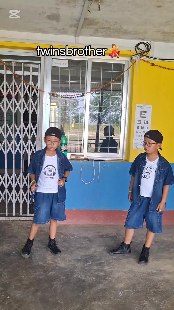 @👀👩&zwj;👦&zwj;👦👀