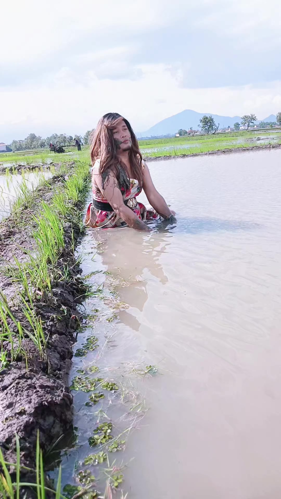 @manda si artis nyebur sawah