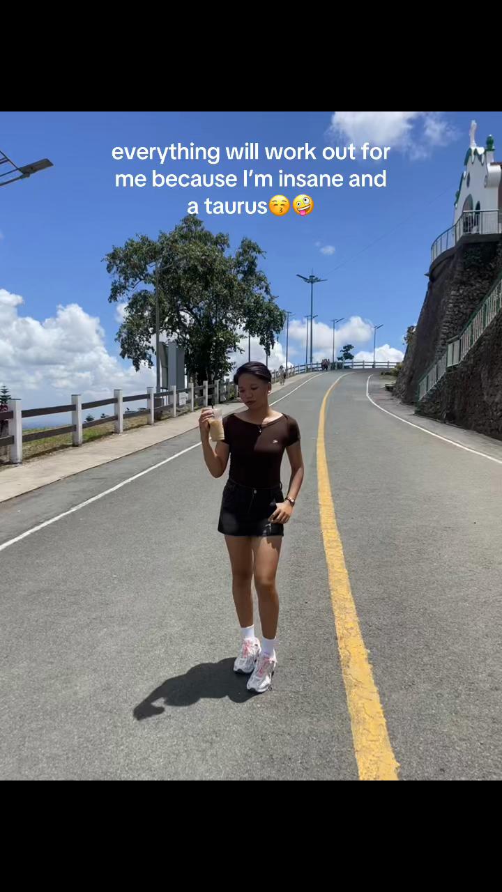 @:>