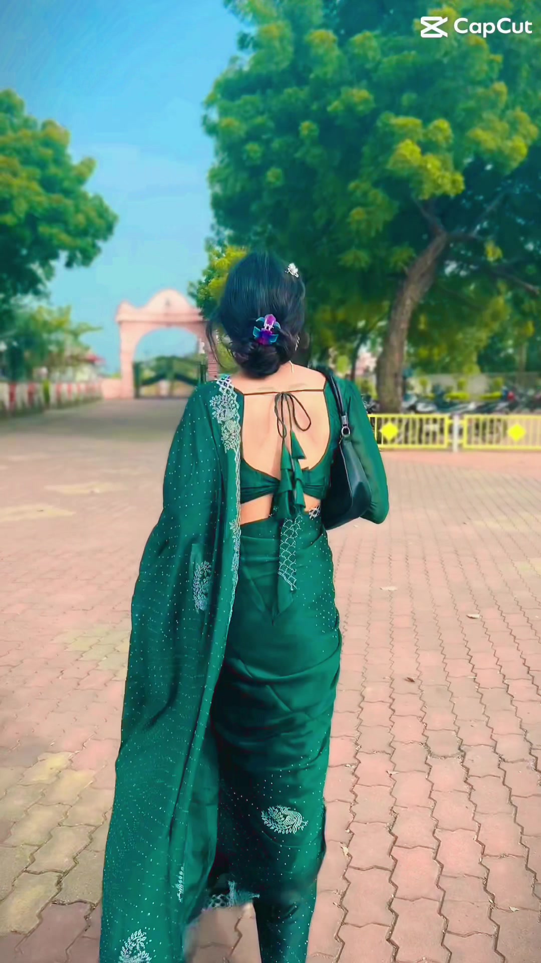 @ऋतु 🦋🖤
