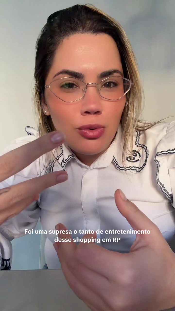@anadelamonica