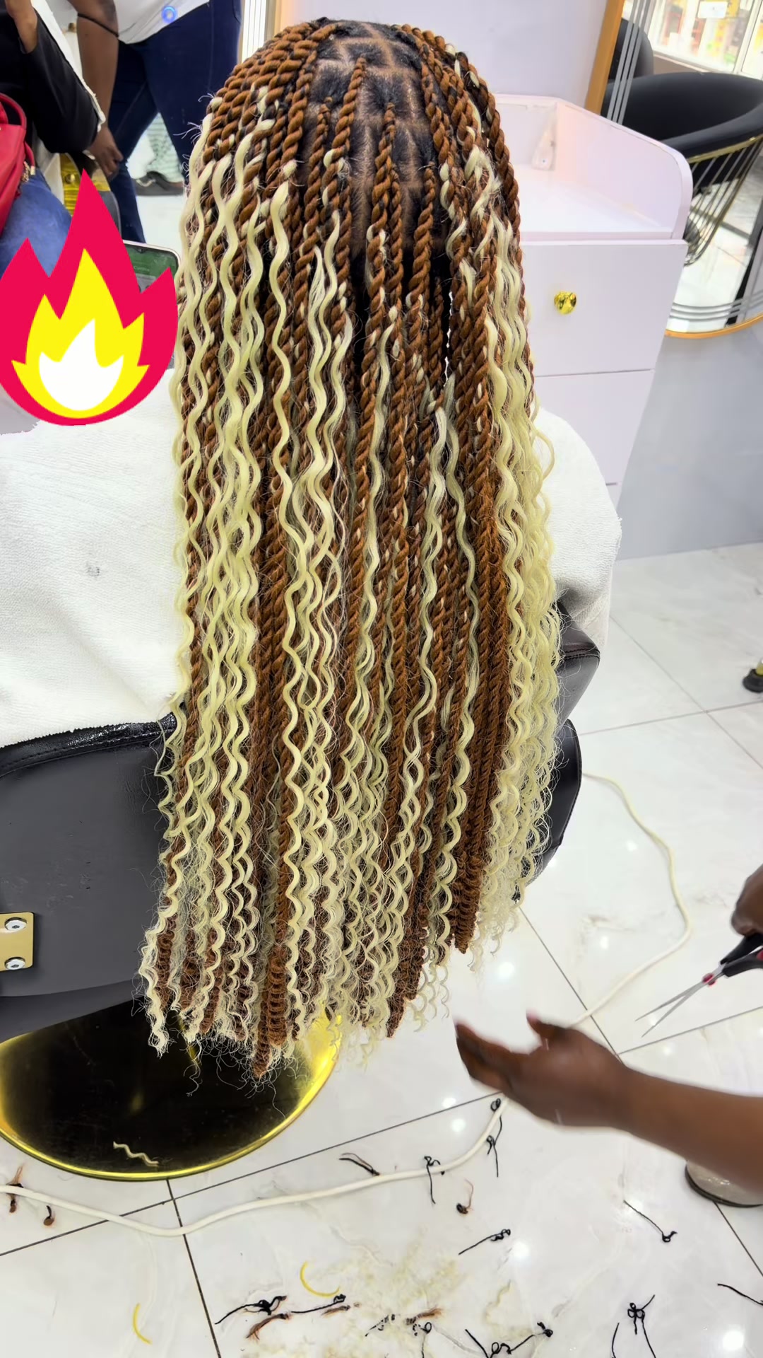 @GEECURLY SALON