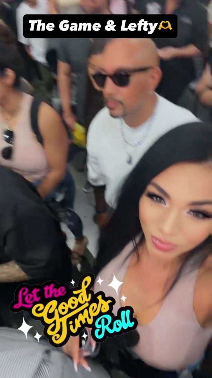 @Bella_B_