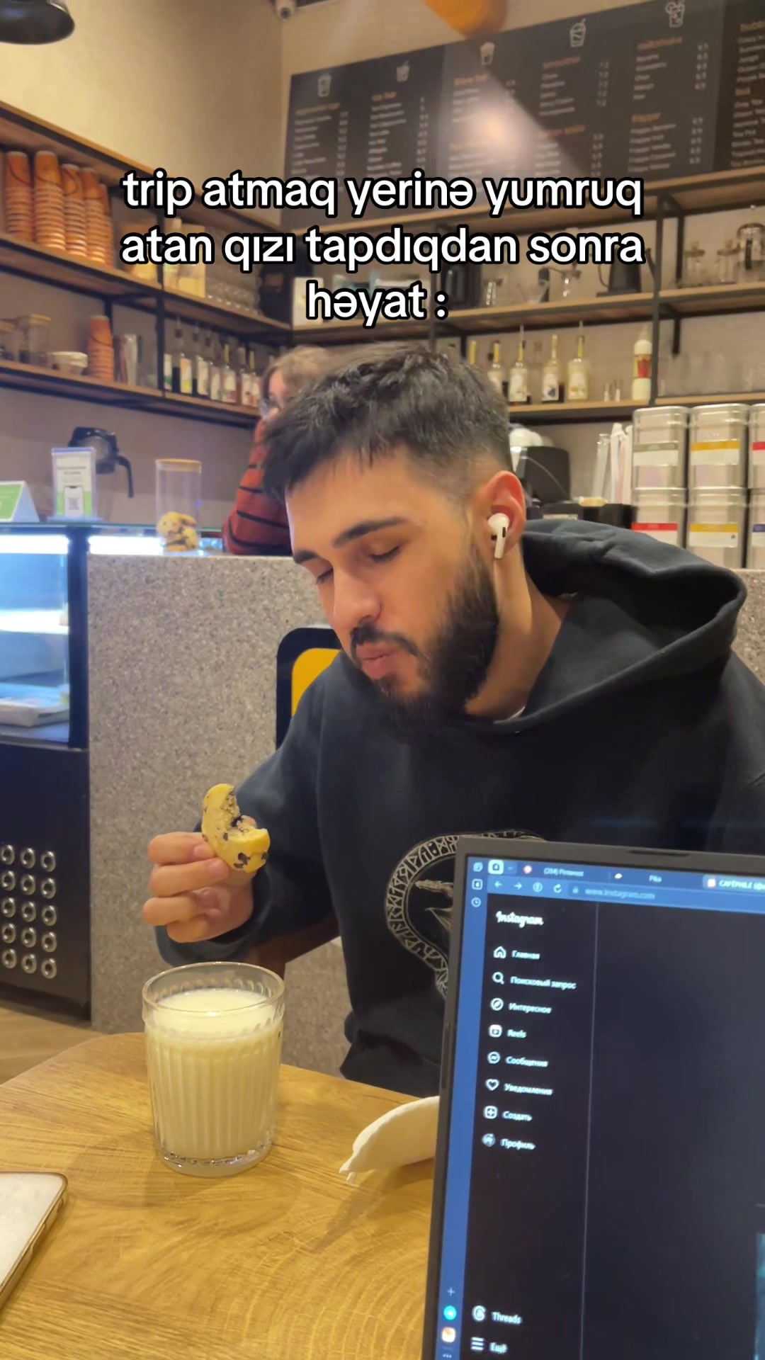 @E J