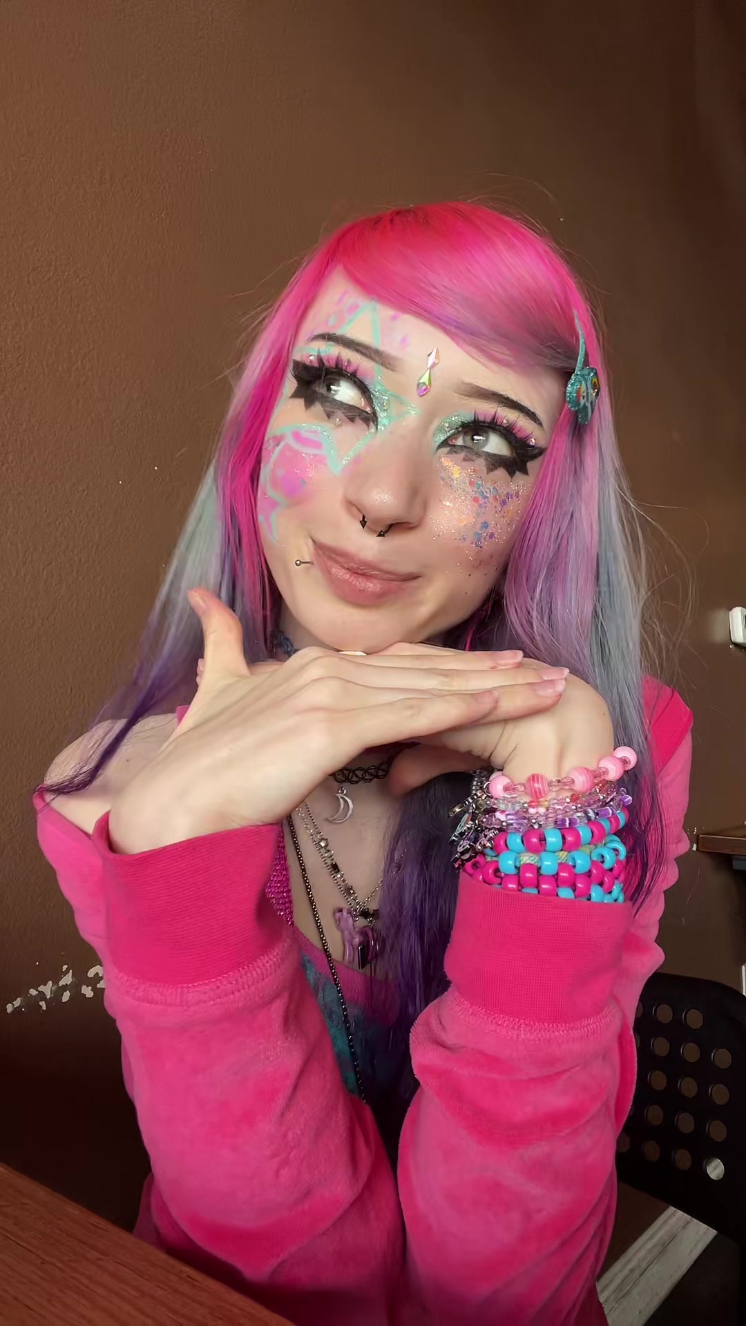 @Weird chick wit pink hair